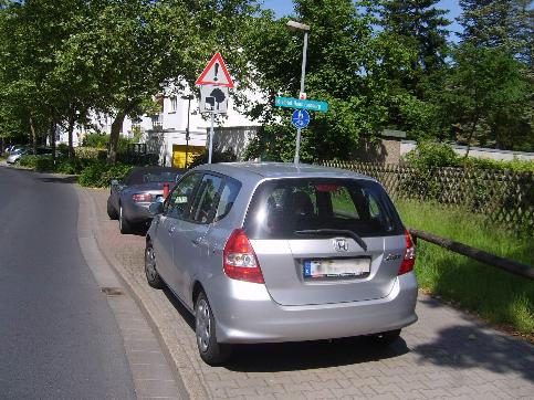 tl_files/montagsrunde/_wsb_483x362_13_PKW+voll+auf+Gehweg+unkenntlich.jpg